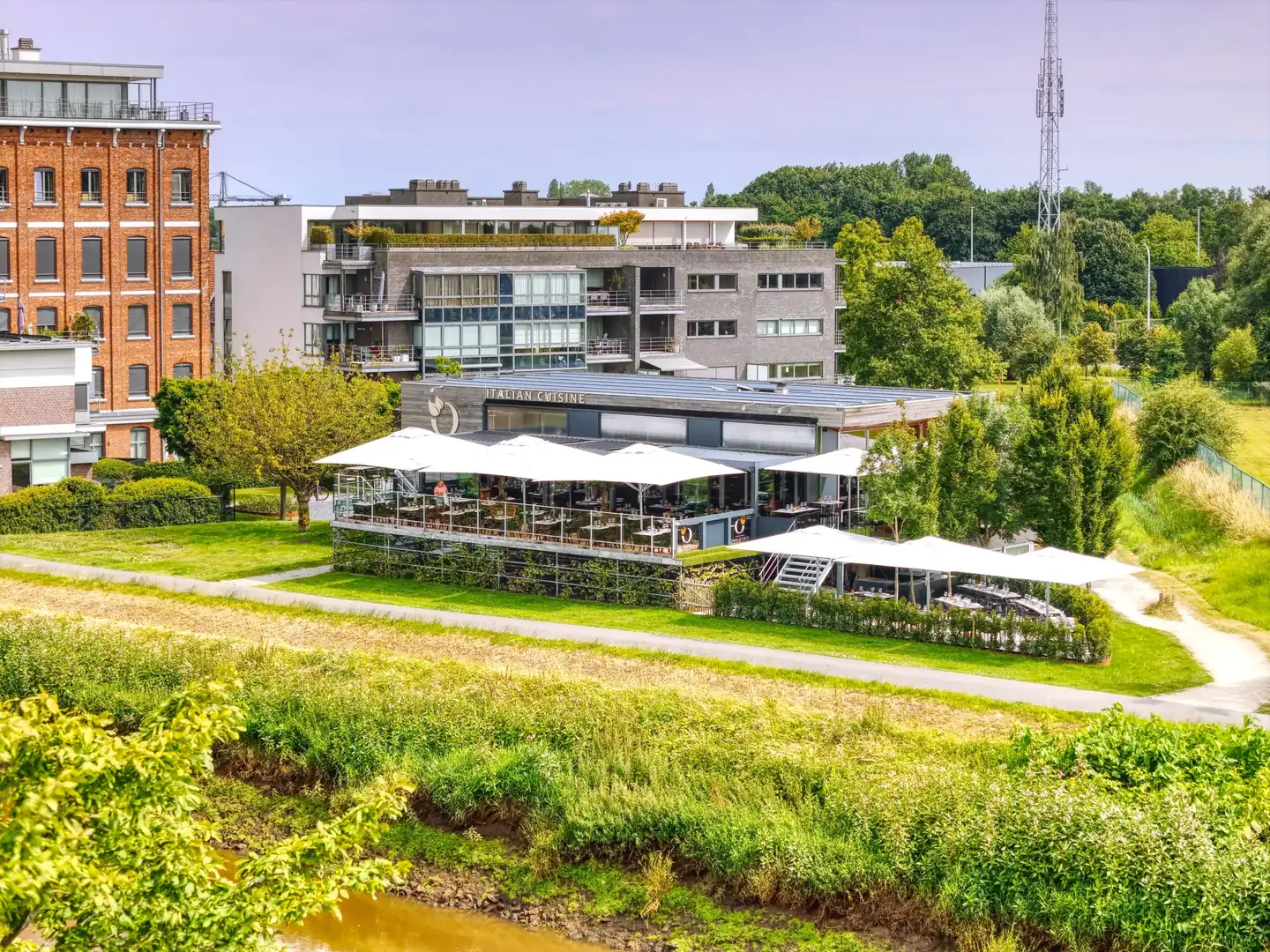 Oregano met opschrift Italian Cuisine en twee terrassen onder witte parasols